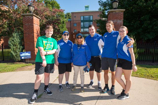 Welcome Week with President Thompson and group of students smiling.